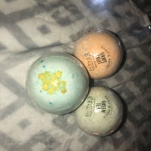 3 Scented bath bombs
